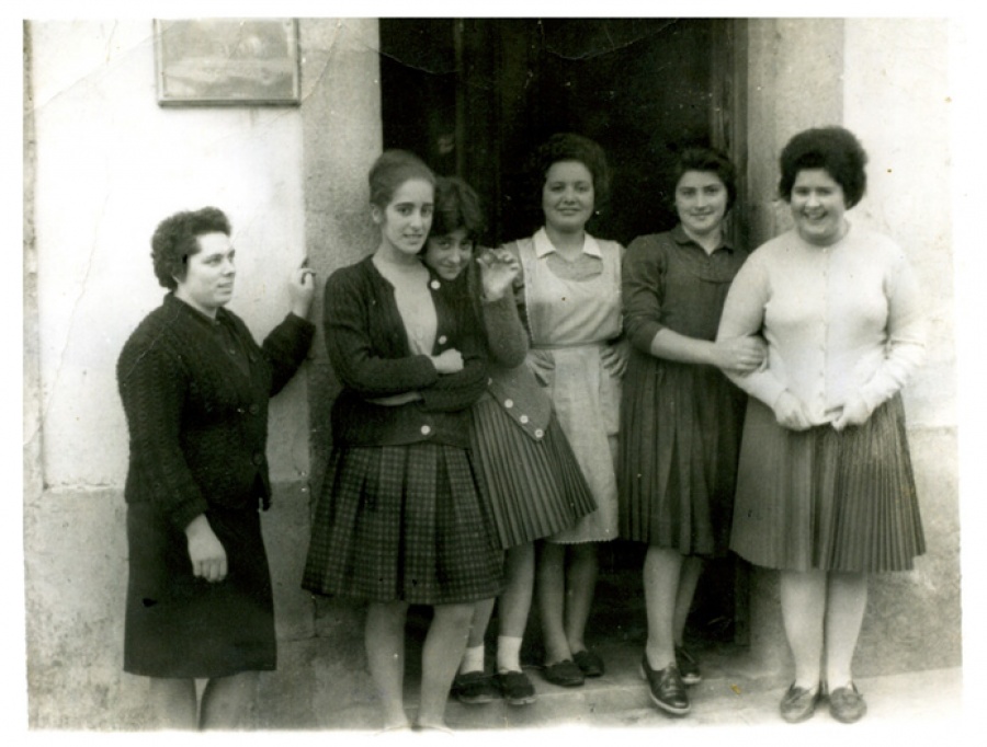 1964 - Reunidas en el portal